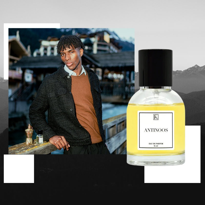 ein Mann lehnt sich an ein Geländer, im Hintergrund sind Berge