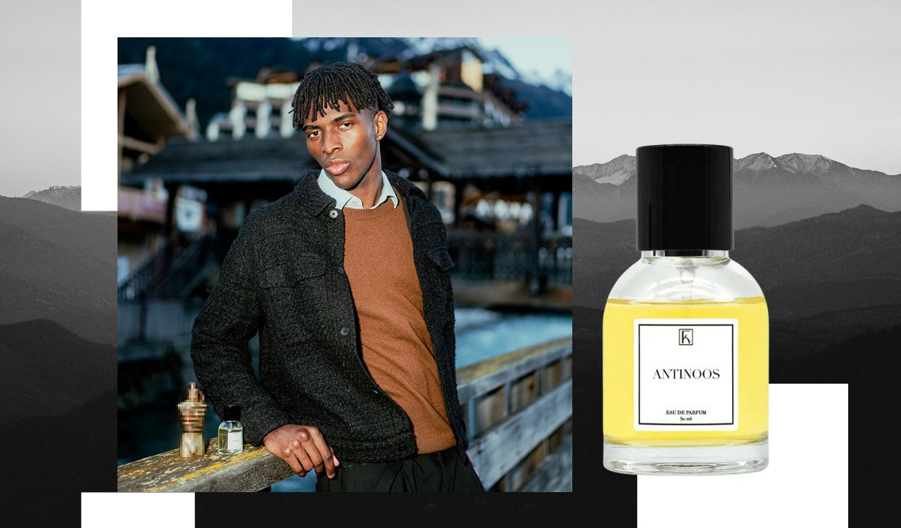 ein Mann lehnt sich gegen ein Geländer, im Hintergrund sind Berge